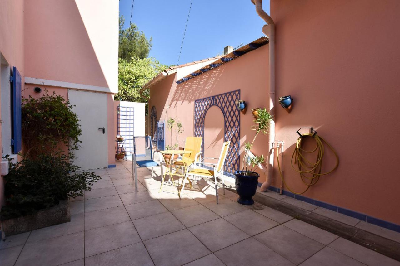 Moulin Rose, Parking - Jardin Arles Exterior foto